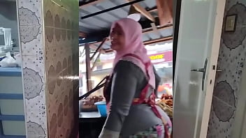 Voluptuous Indonesian Muslim Mommy