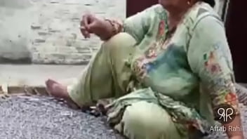 Smoking Hot Pakistani Aunty Puffing Sensually